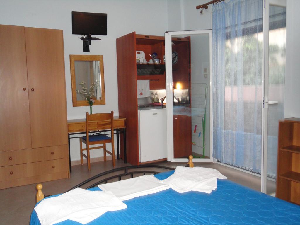 Apergis Rooms Ermoupoli Exterior photo