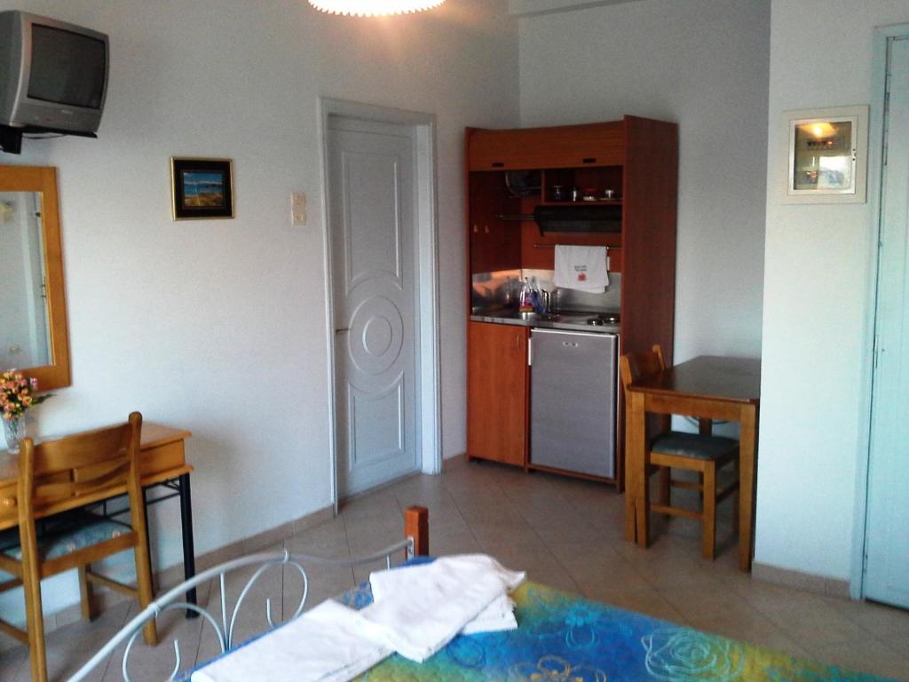 Apergis Rooms Ermoupoli Exterior photo